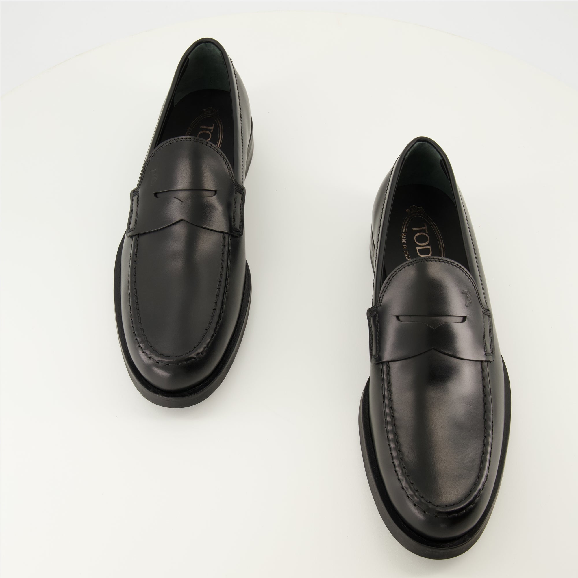 Image de l'article Mocassins en cuir de la marque Tod's pour Homme - Saison Automne-Hiver 2025 - Vue de dessus paire de chaussure