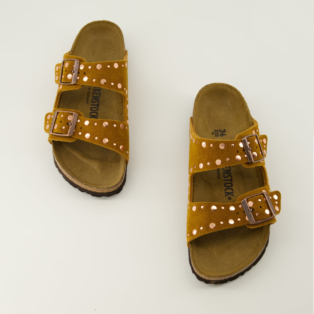 Imagem das Sandálias Arizona Rivet marrons da marca Birkenstock para Mulheres - Temporada Primavera-Verão 2026 - Vista de cima do par de sapatos