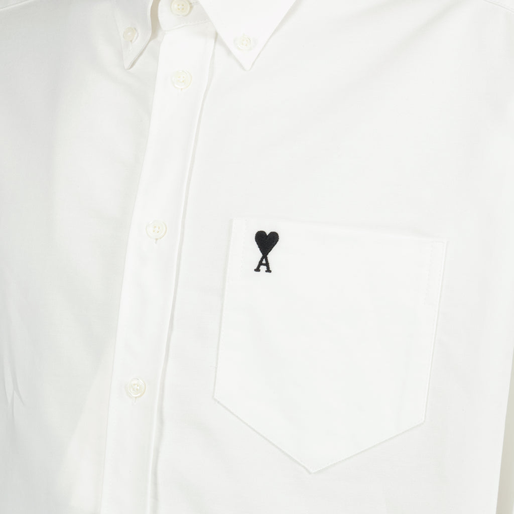 ブランドAmi PARISの男性用AMIハートホワイトボクシーシャツの画像 - 2026年春夏 - 詳細ビュー_1