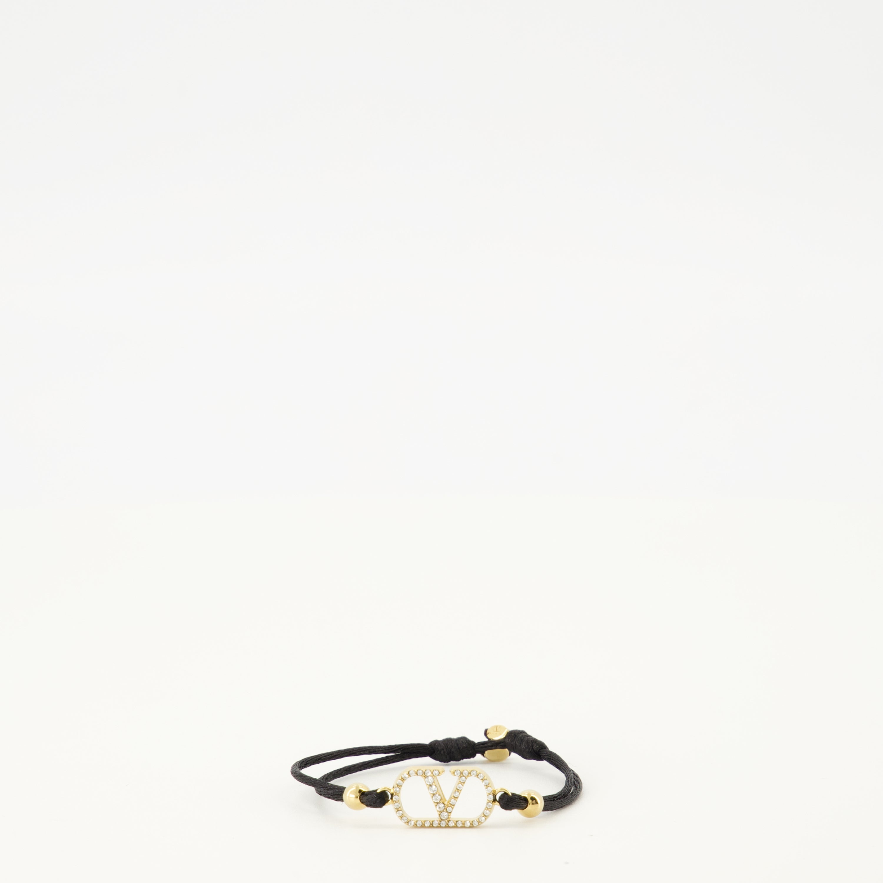 Image de l'article Bracelet Vlogo avec cordon noir et cristaux Swarovski® de la marque Valentino Garavani pour Femme - Saison Printemps-Été 2026 - Vue de Face