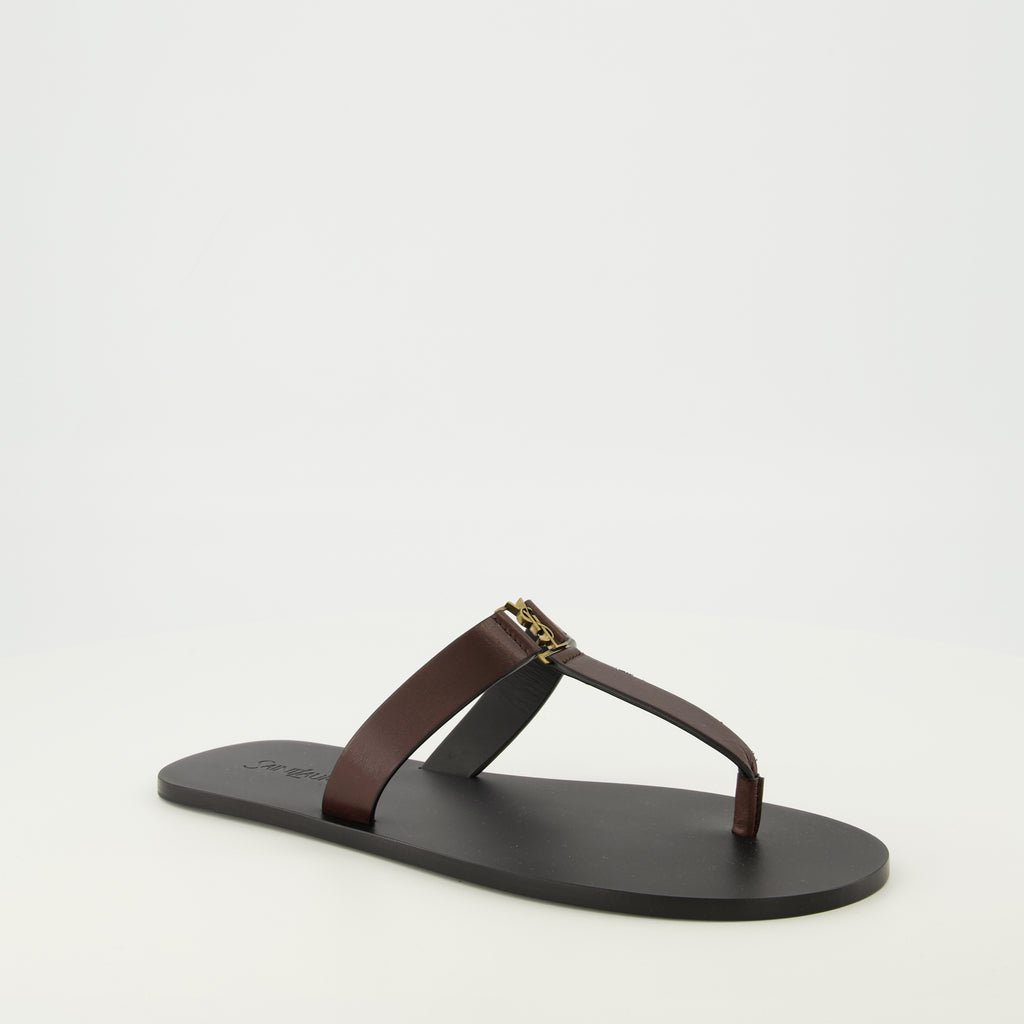 Image de l'article Tongs Babylone marron de la marque Saint Laurent pour Homme - Saison Printemps-Été 2026 - Vue trois quarts avant droite