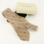 Imagen del artículo Corbata Rayas Monograma de la marca Drole De Monsieur para Hombre - Temporada Otoño-Invierno 2025 - Vista Detallada_3