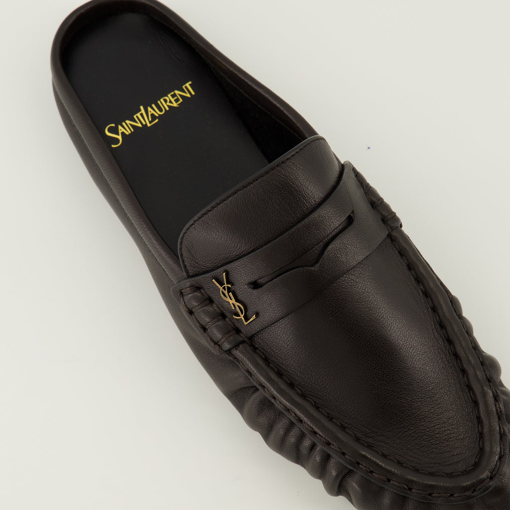Imagem das mules loafers pretas da marca Saint Laurent para Senhora - Temporada Outono-Inverno 2025 - Vista detalhada de cima