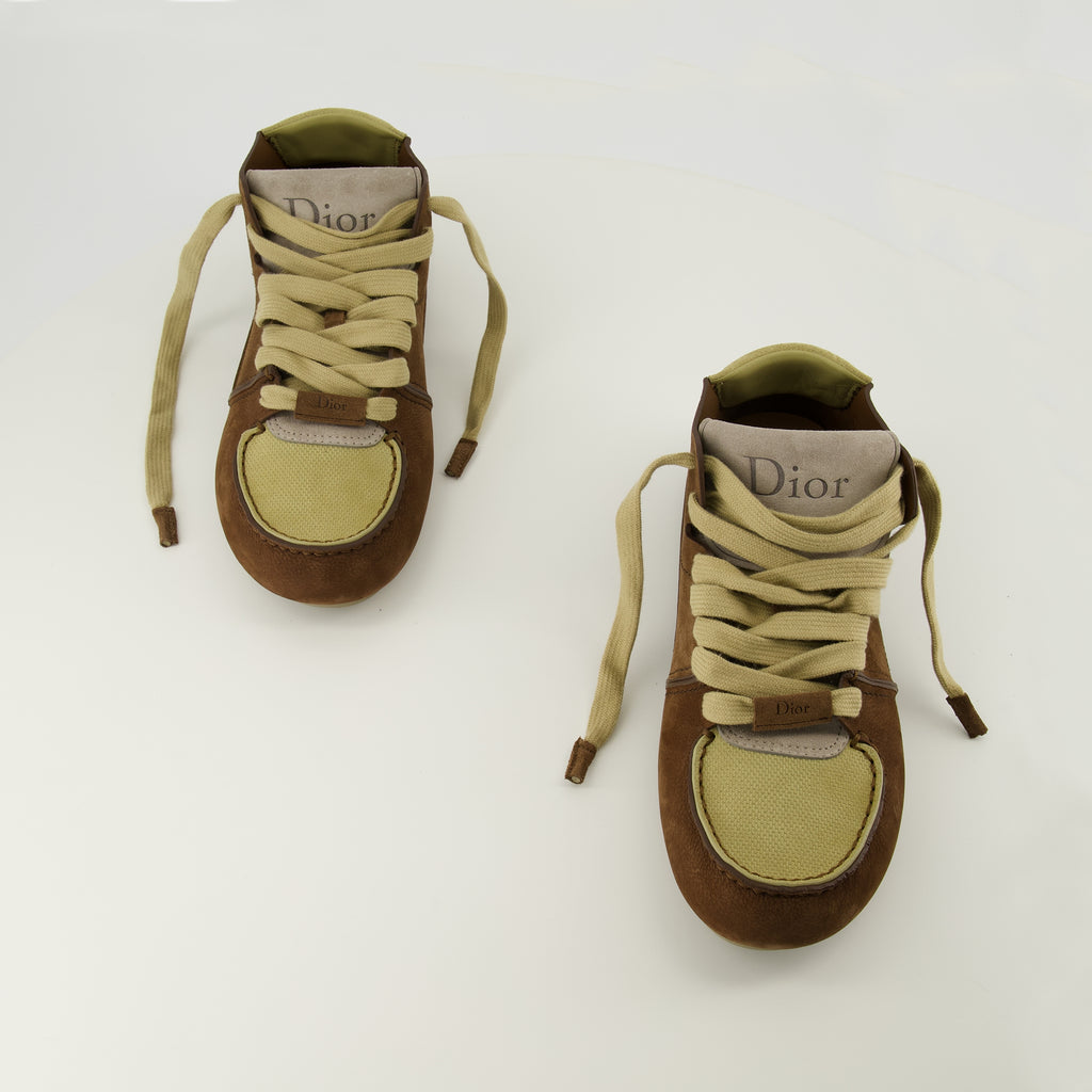 Bild der braunen Roadie-Stiefeletten von Dior für Herren - Frühjahr-Sommer 2026 - Draufsicht auf das Paar Schuhe