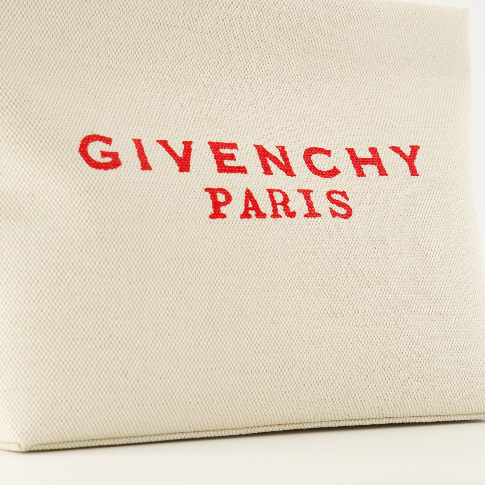 Image de l'article Pochette en toile de la marque Givenchy pour Femme - Saison Automne-Hiver 2025 - Vue détaillée_2