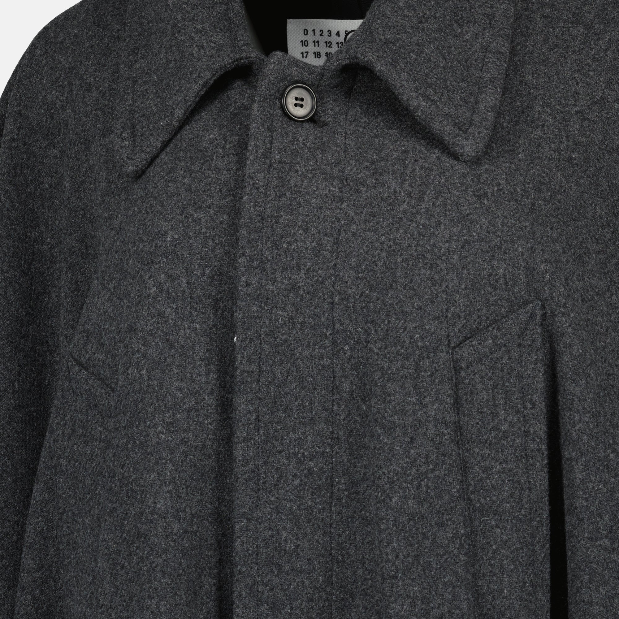 Mm6 브랜드의 여성용 긴 울 코트 이미지 - 2025 가을-겨울 시즌 - 세부 보기 3