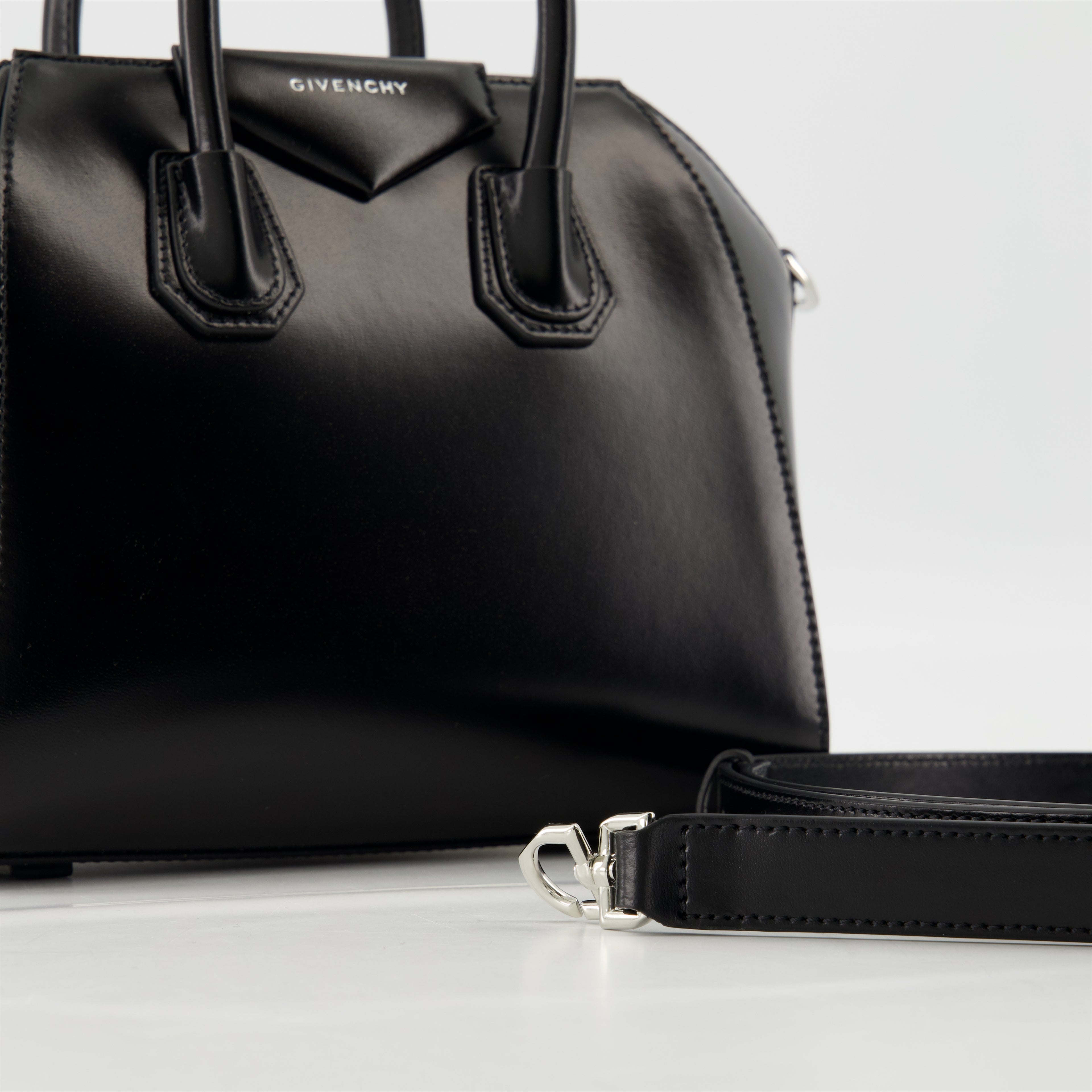 Sacs à main et épaule Mini sac Antigona Givenchy Noir Femme