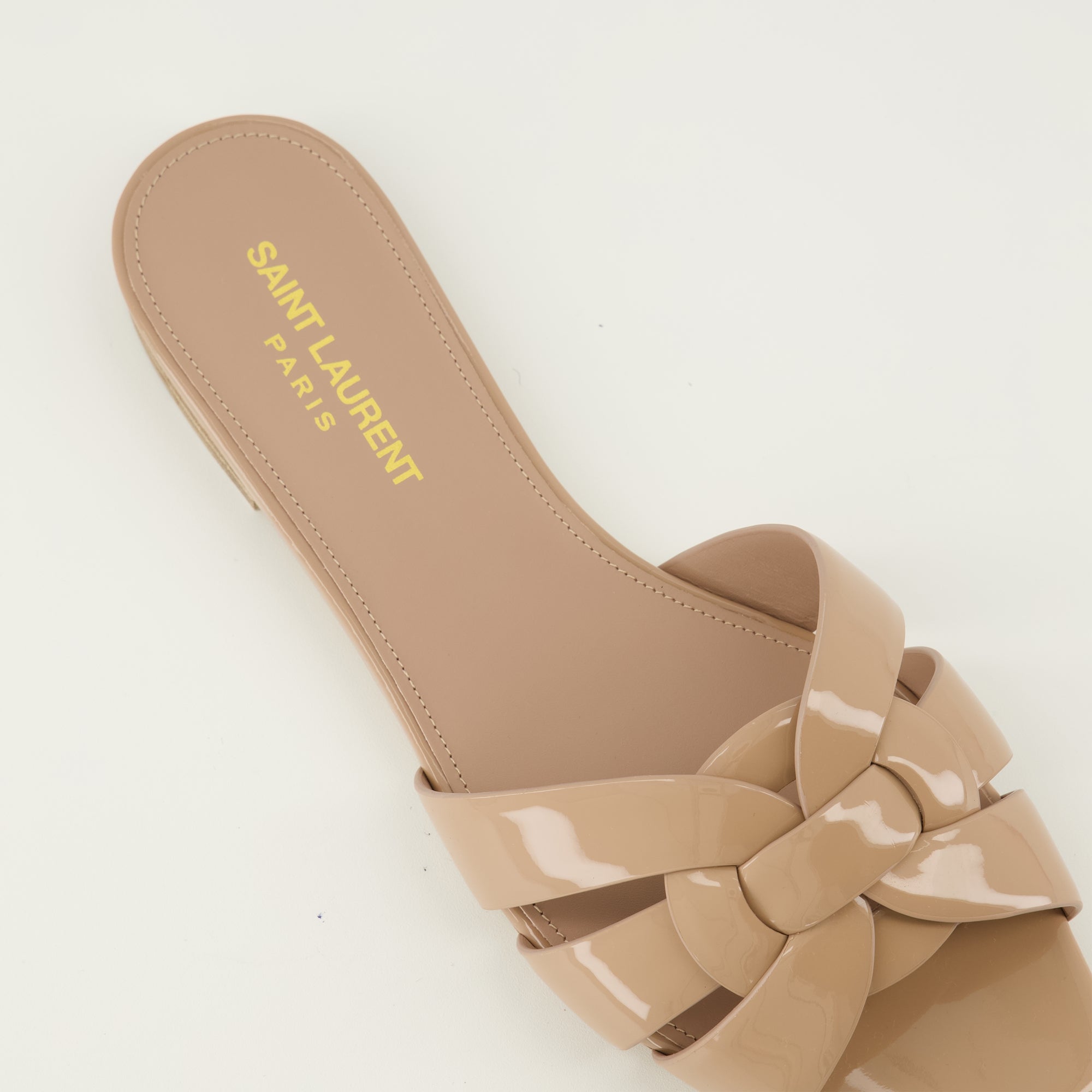 Image de l'article Mules Tribute en cuir verni beige de la marque Saint Laurent pour Femme - Saison Printemps-Été 2026 - Vue détaillée de haut