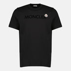 Immagine dell'articolo T-shirt nera con logo in rilievo del marchio Moncler per Uomo - Stagione Primavera-Estate 2026 - Vista Frontale