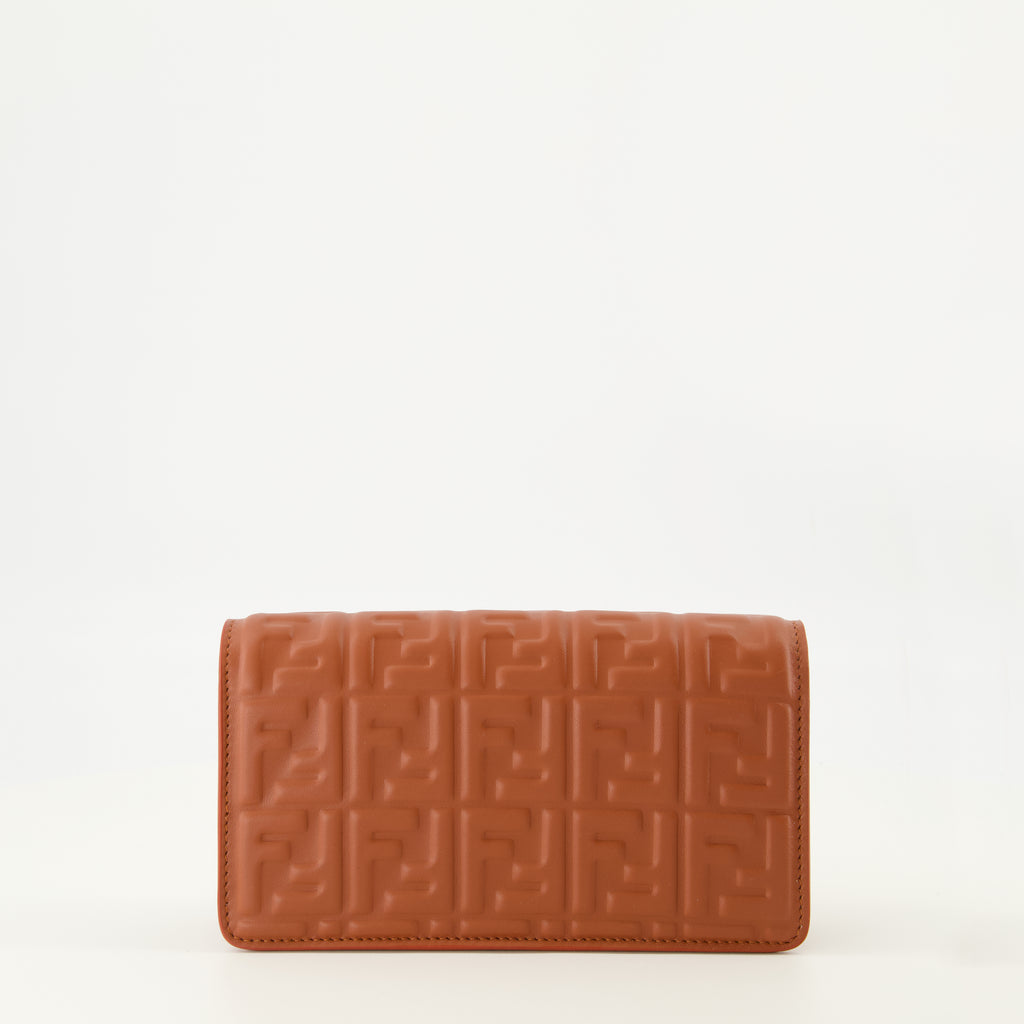 Image de l'article Portefeuille Baguette à chaîne de la marque Fendi pour Femme - Saison Automne-Hiver 2025 - Vue de Dos