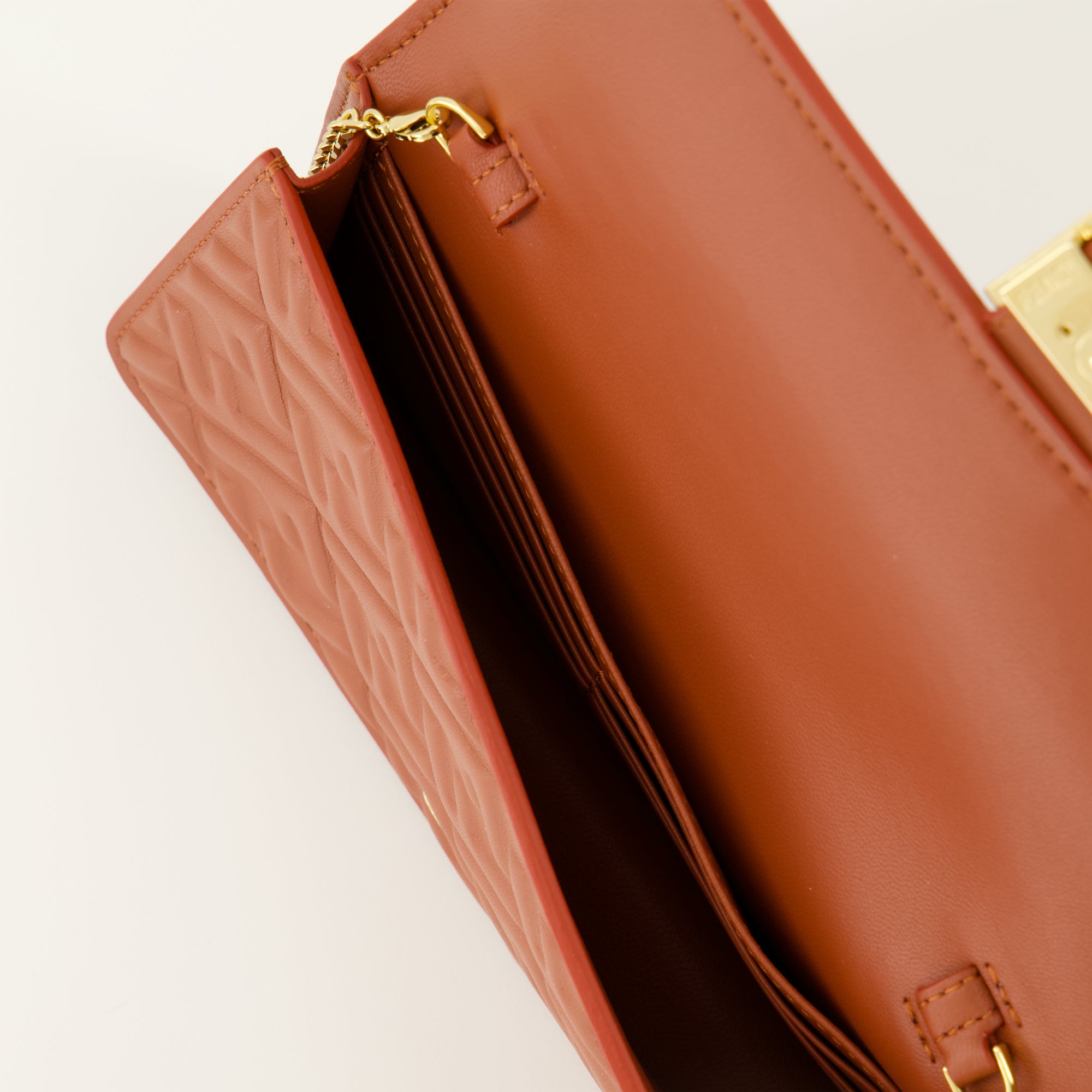 Image de l'article Portefeuille Baguette à chaîne de la marque Fendi pour Femme - Saison Automne-Hiver 2025 - Vue détaillée_2