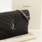 Sacs à main et épaule Portafoglio Cassandre con Catena in Pelle Grana Nera Saint Laurent Noir Femme