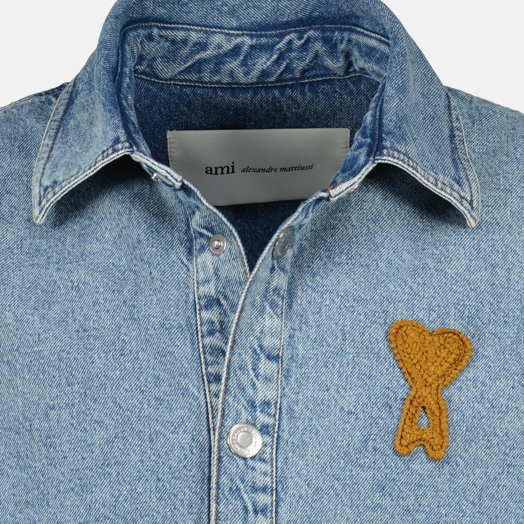 Immagine della camicia in denim blu con cuore all'uncinetto AMI del marchio Ami PARIS per Unisex - Stagione Primaverile-Estate 2026 - Vista Dettagliata_2