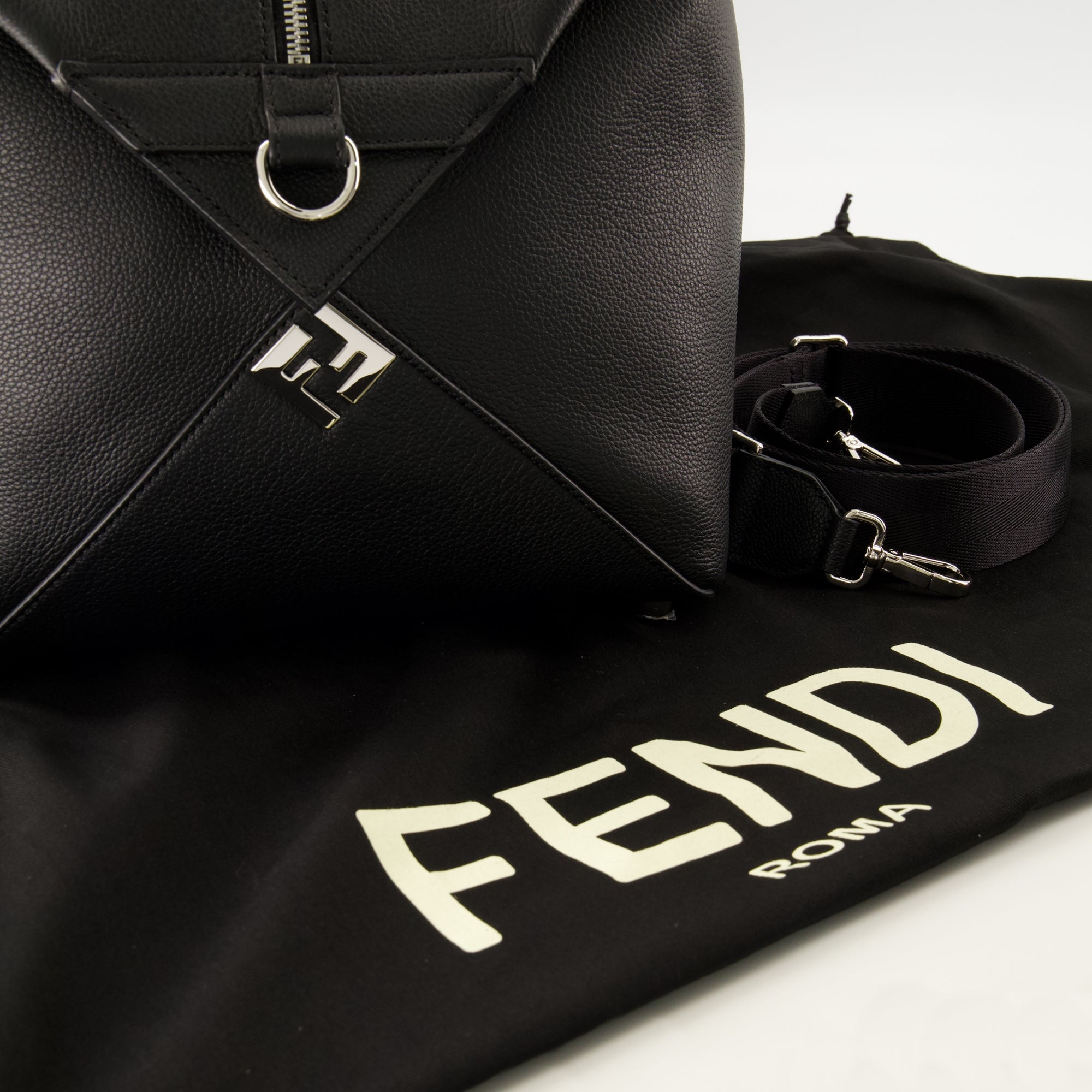 Sacs de sport et voyage Sac de voyage Fendi Lui 55 en cuir noir Fendi Gris Femme