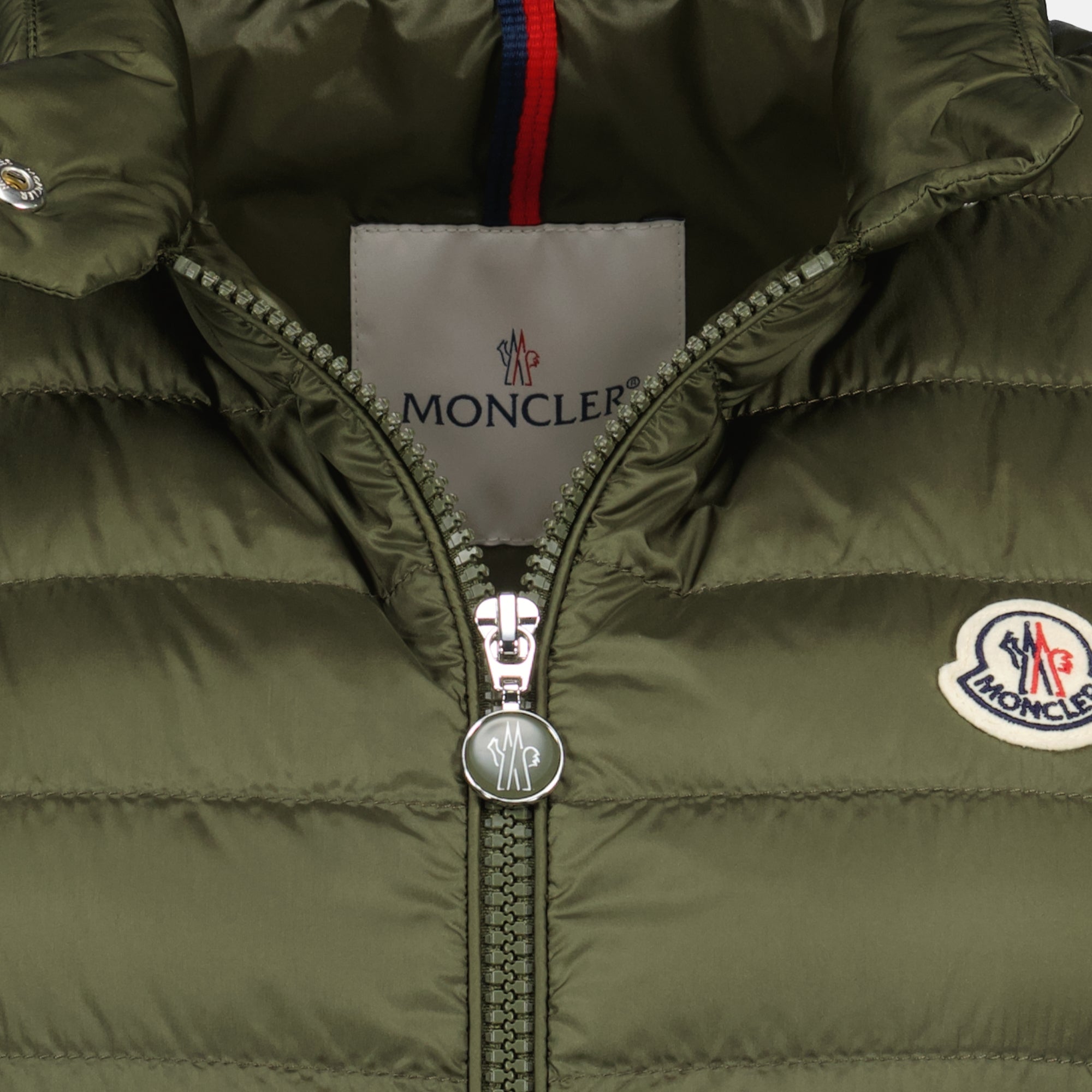 Bild des ärmellosen Daunenjackets Igens in Khaki von Moncler für Damen - Frühjahr-Sommer 2026 - Detailansicht_2