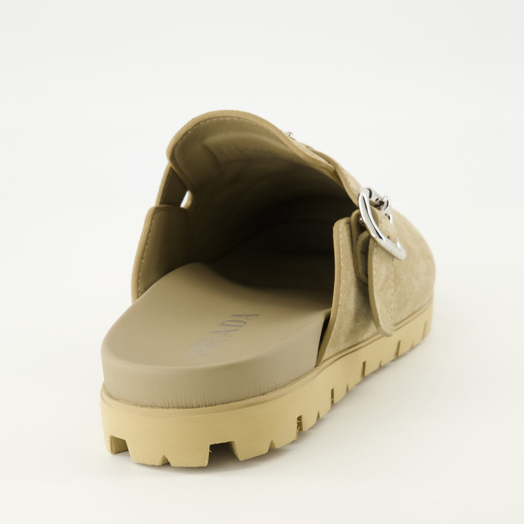 Imagem das mules em veludo beje da marca Prada para Homem - Temporada Primavera-Verão 2026 - Vista traseira