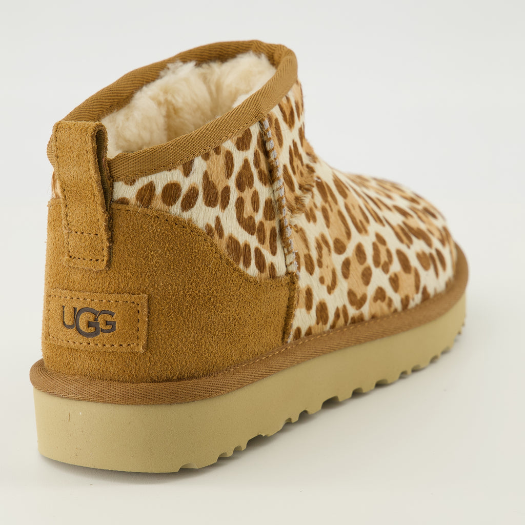 Image de l'article Bottines Classic Ultra Mini II léopard de la marque Ugg pour Femme - Saison Printemps-Été 2026 - Vue arrière