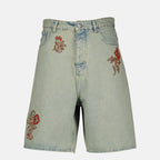 Bild der Short Dusty mit gestickten Blumen aus blauem Denim von Drole De Monsieur für Herren - Frühjahr-Sommer 2026 - Vorderansicht