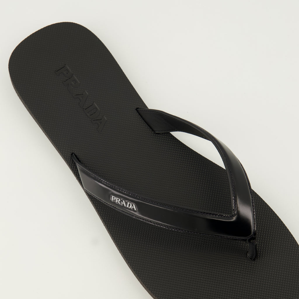 Bild des Artikels Schwarze, gebürstete Lederflip-Flops von Prada für Männer - Frühling-Sommer 2026 - Detaillierte Draufsicht