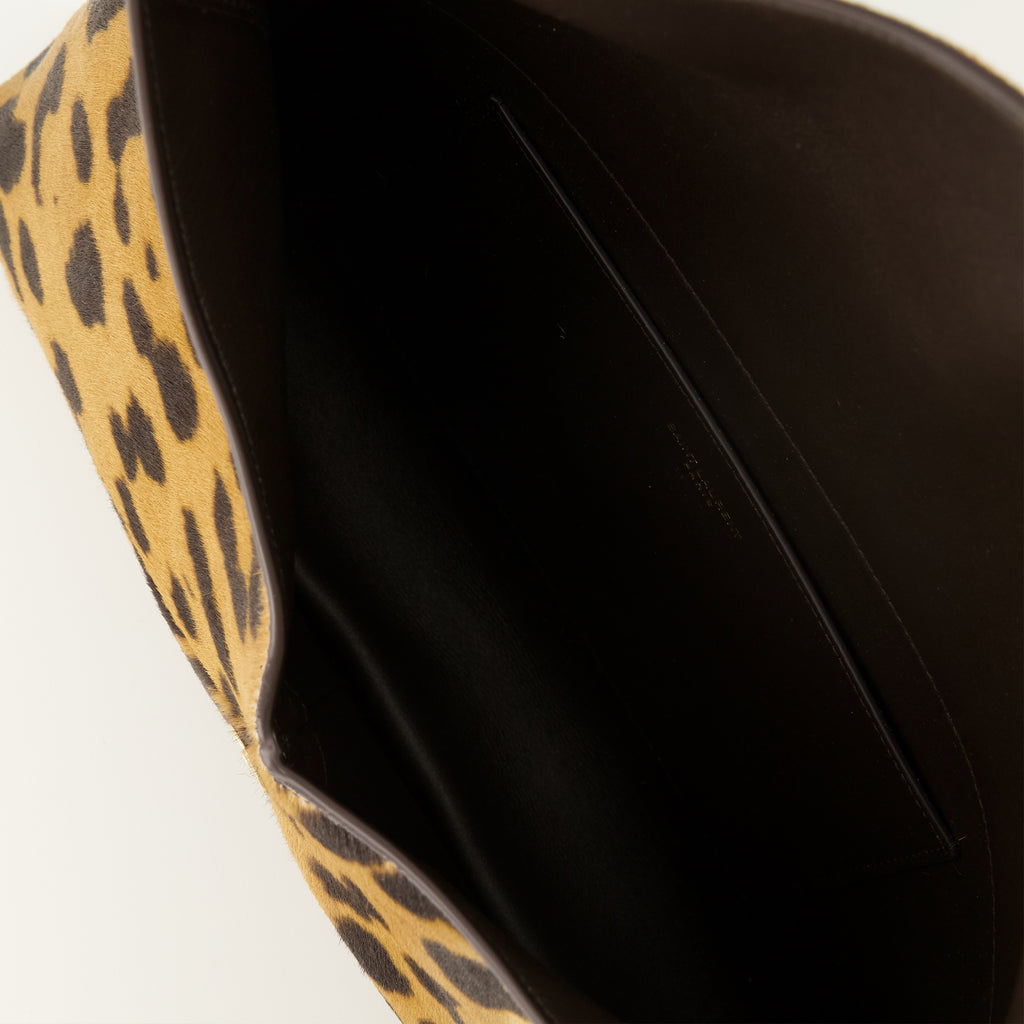 Imagen del bolso efecto pony marrón Cassandre de la marca Saint Laurent para Hombre - Temporada Primavera-Verano 2026 - Vista Detallada_3