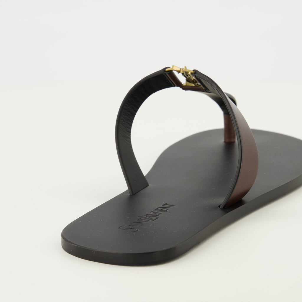 Image de l'article Tongs Babylone marron de la marque Saint Laurent pour Homme - Saison Printemps-Été 2026 - Vue arrière