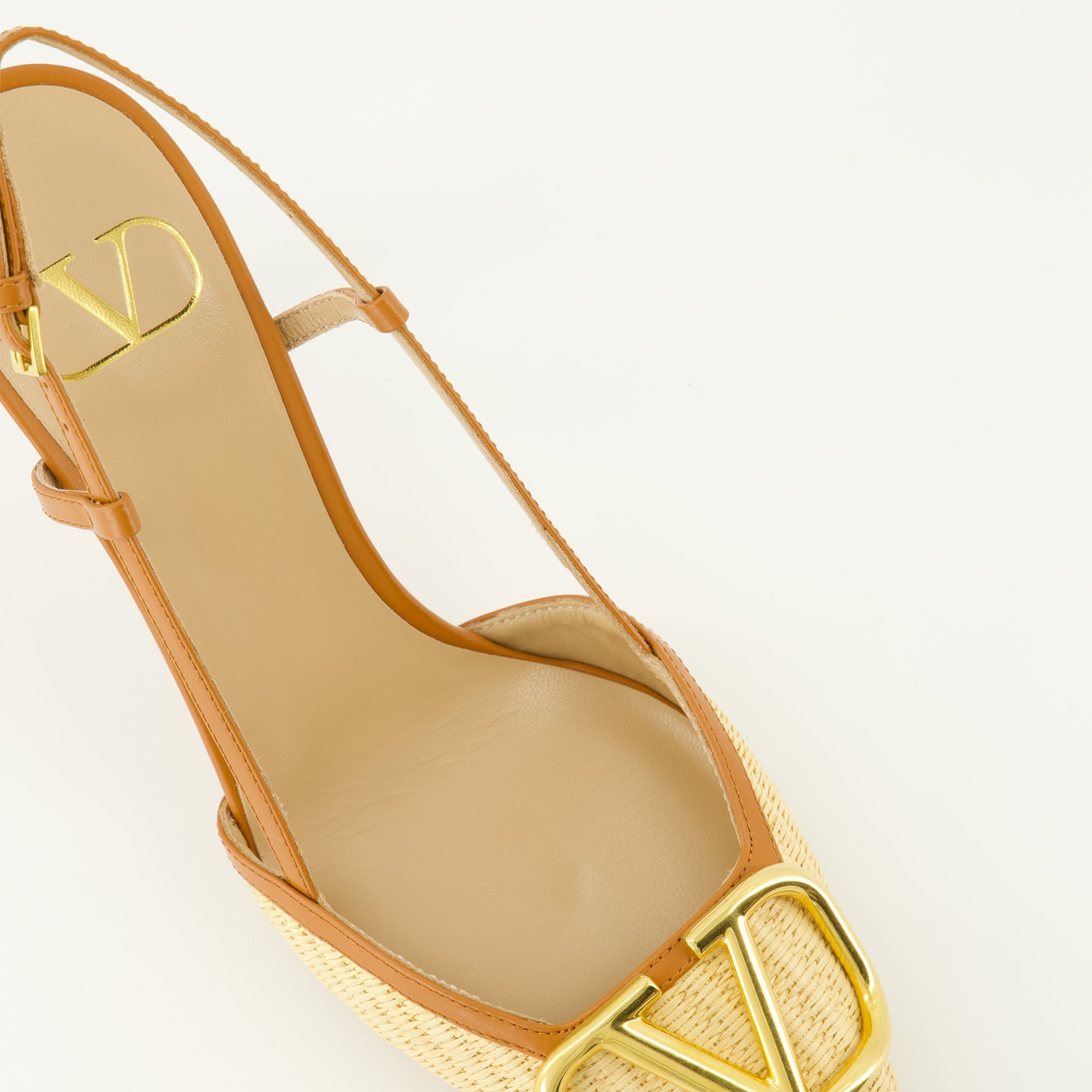 Immagine dei décolleté VLogo in rafia beige del marchio Valentino Garavani per donna - Stagione Primavera-Estate 2026 - Vista dettagliata dall'alto