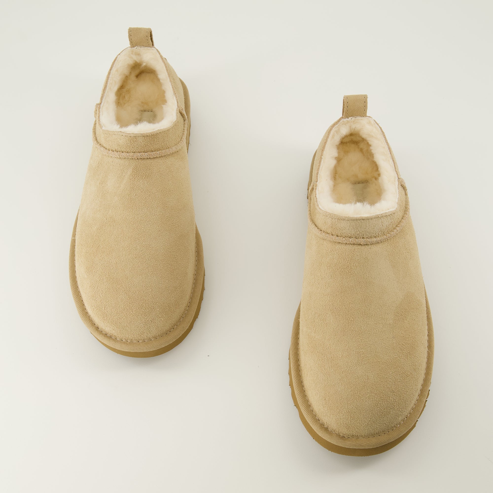 Image de l'article Bottines Classic Micro beige de la marque Ugg pour Femme - Saison Printemps-Été 2026 - Vue de dessus paire de chaussure