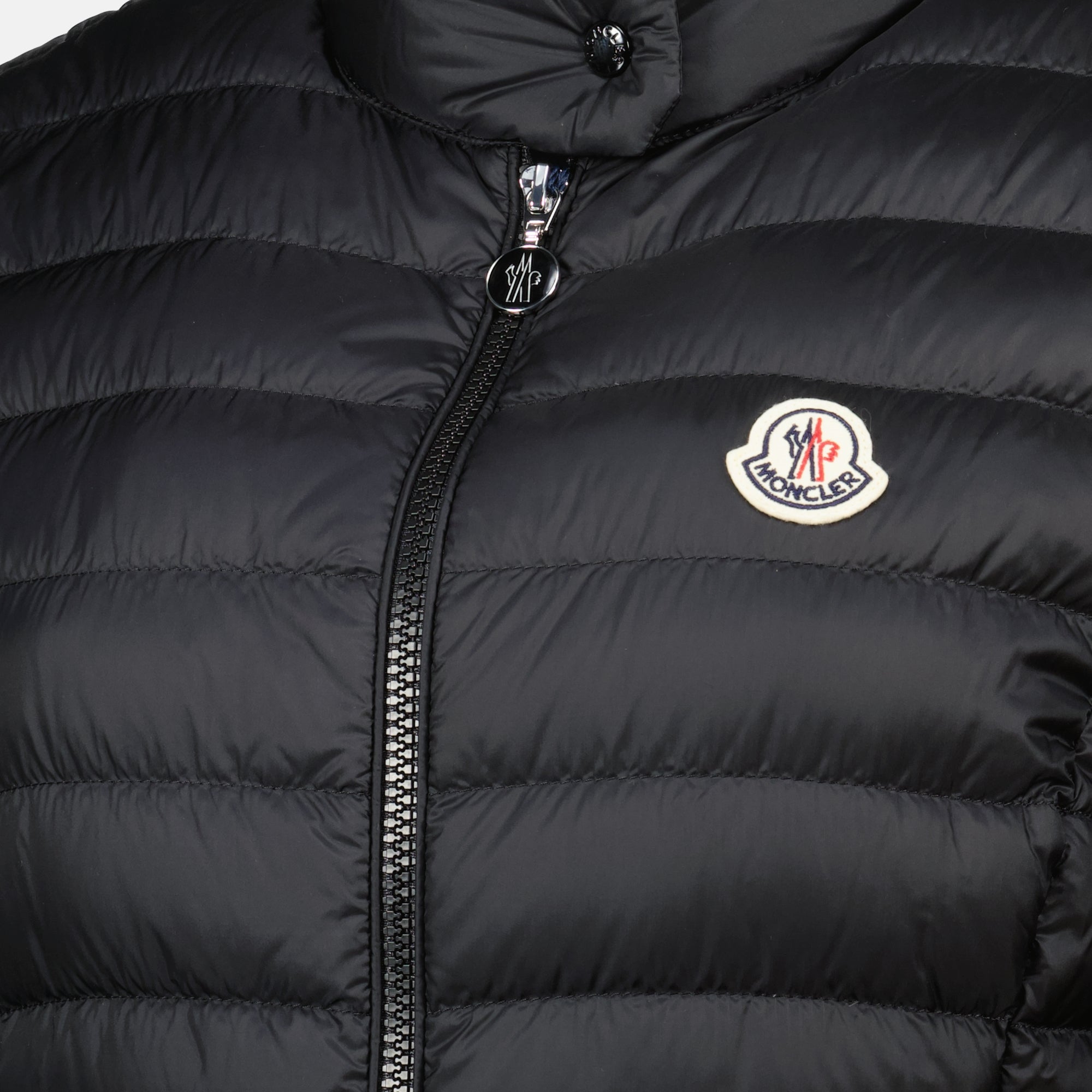 Bild der Igens schwarzen ärmellosen Daunenjacke von Moncler für Damen - Frühjahr-Sommer 2026 - Detaillierte Ansicht_1