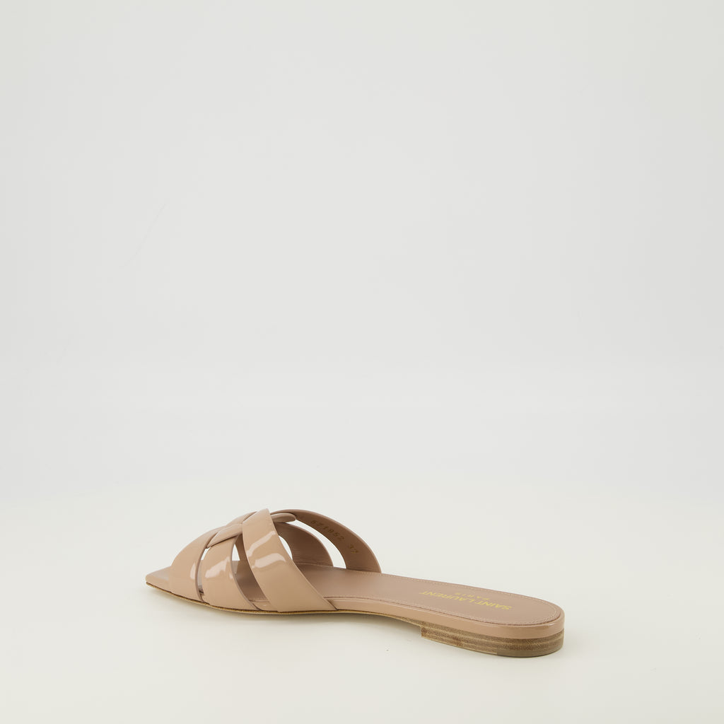 Image de l'article Mules Tribute en cuir verni beige de la marque Saint Laurent pour Femme - Saison Printemps-Été 2026 - Vue trois quarts arrière droite