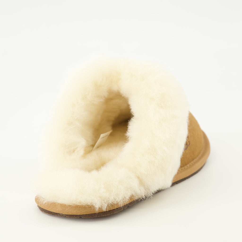 Image of the Ugg Scuffette II brown slippers for Unisex - Spring-Summer 2026 - Detailed View_2