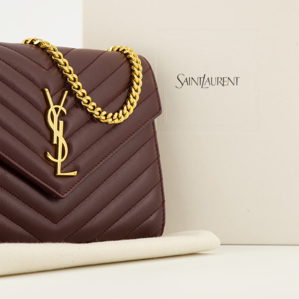 Imagem da Carteira Cassandre a corrente bordeaux da marca Saint Laurent para Senhora - Coleção Outono-Inverno 2025 - Vista Detalhada 2