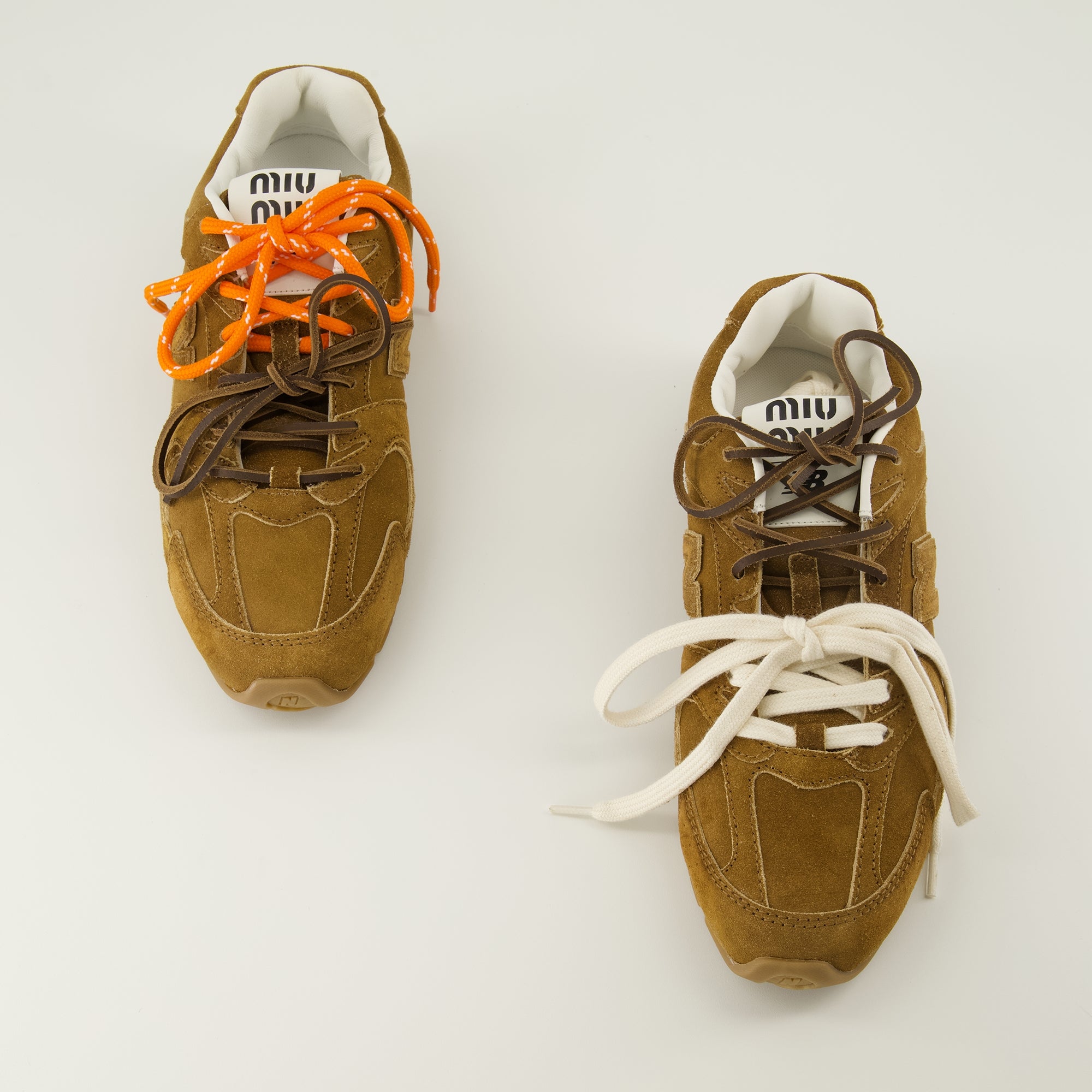 Image de l'article Baskets New Balance x MiuMiu 530 SL marron de la marque Miu Miu pour Femme - Saison Printemps-Été 2026 - Vue de dessus paire de chaussure