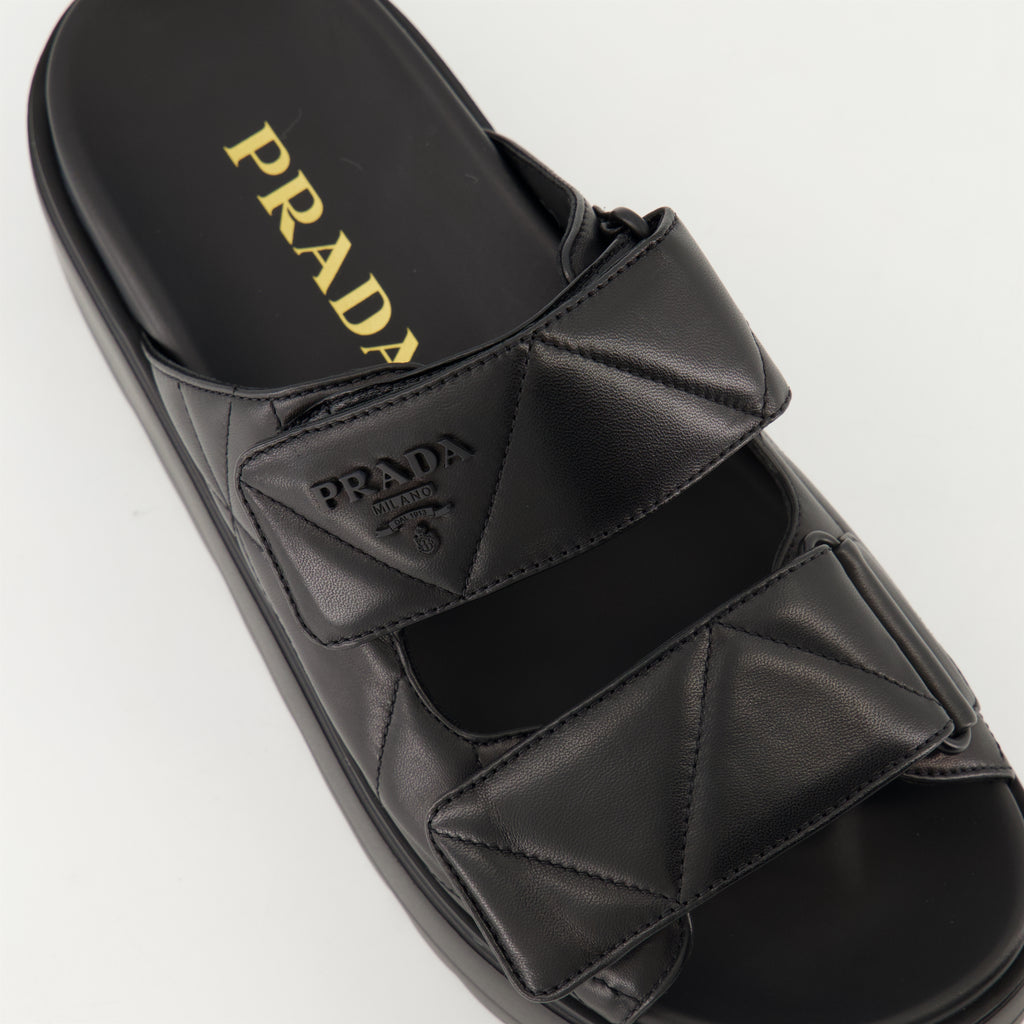 Sapatos abertos Mules de Couro Matelassé Prada Preto Femme