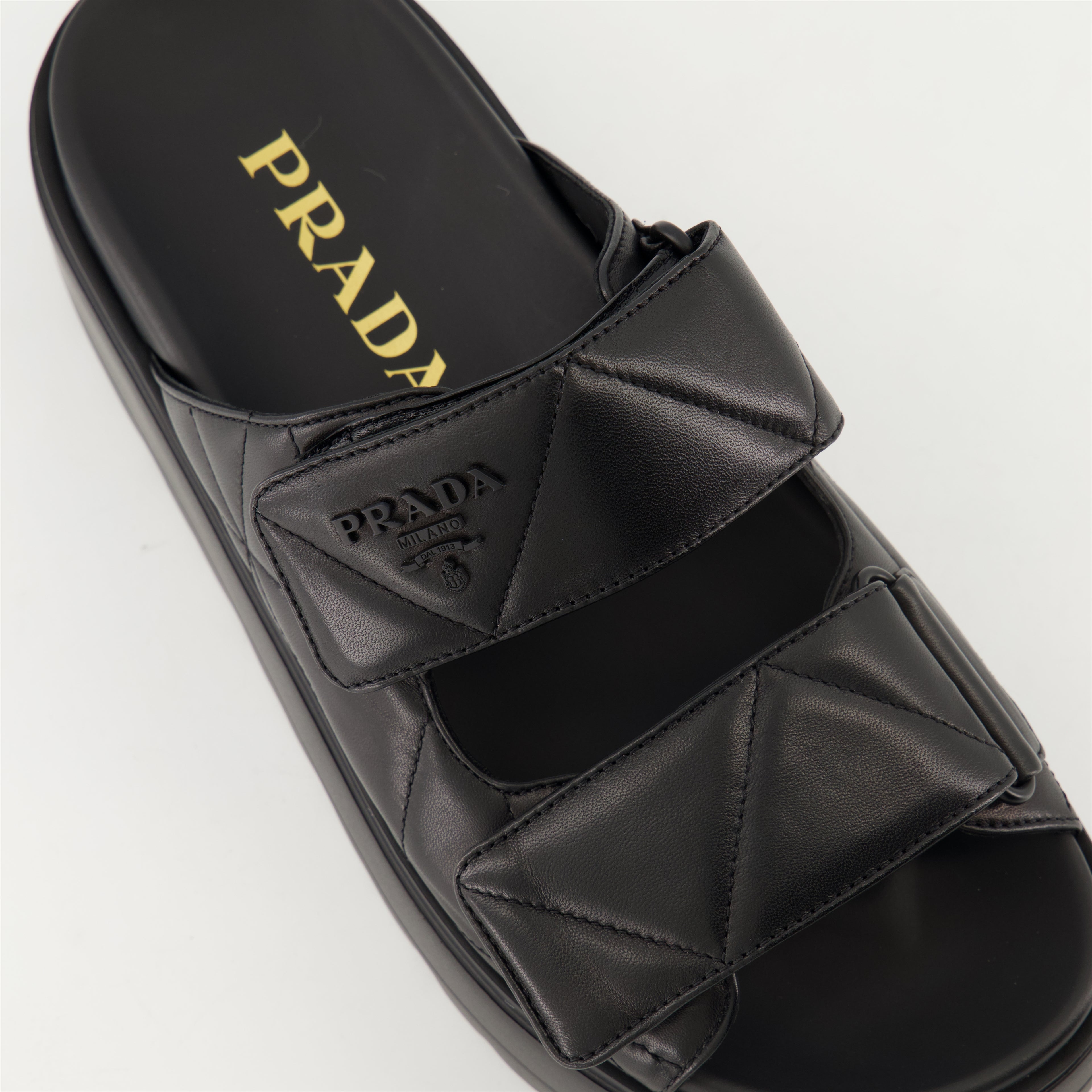 Zapatos abiertos Mules de Cuero Acolchadas Prada Negro Femme