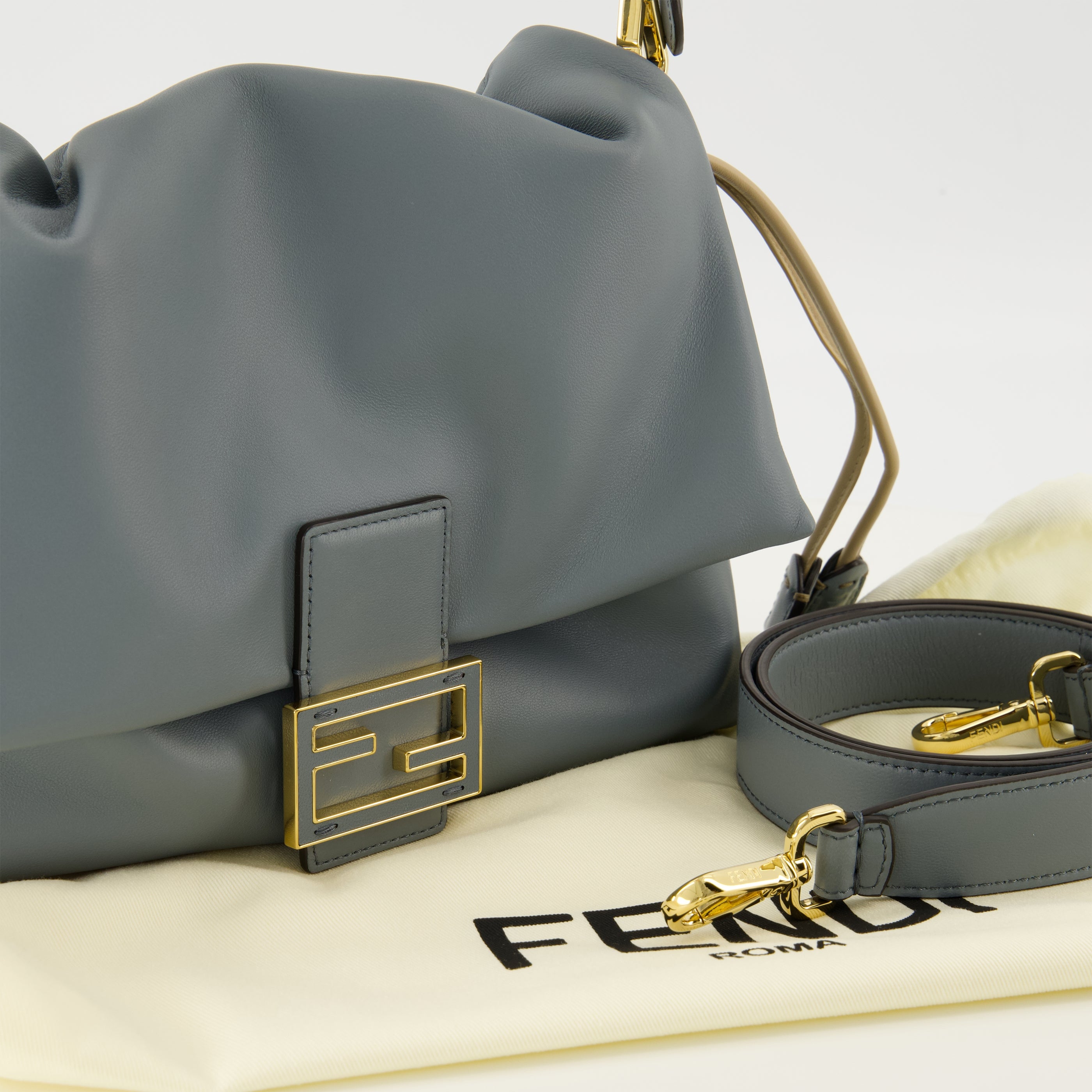 Image de l'article Sac Mamma Baguette medium en cuir bleu de la marque Fendi pour Femme - Saison Printemps-Été 2026 - Vue détaillée_2