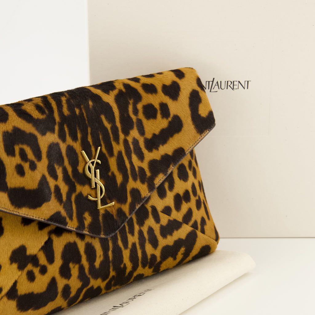 Imagen del bolso efecto pony marrón Cassandre de la marca Saint Laurent para Hombre - Temporada Primavera-Verano 2026 - Vista Detallada_2