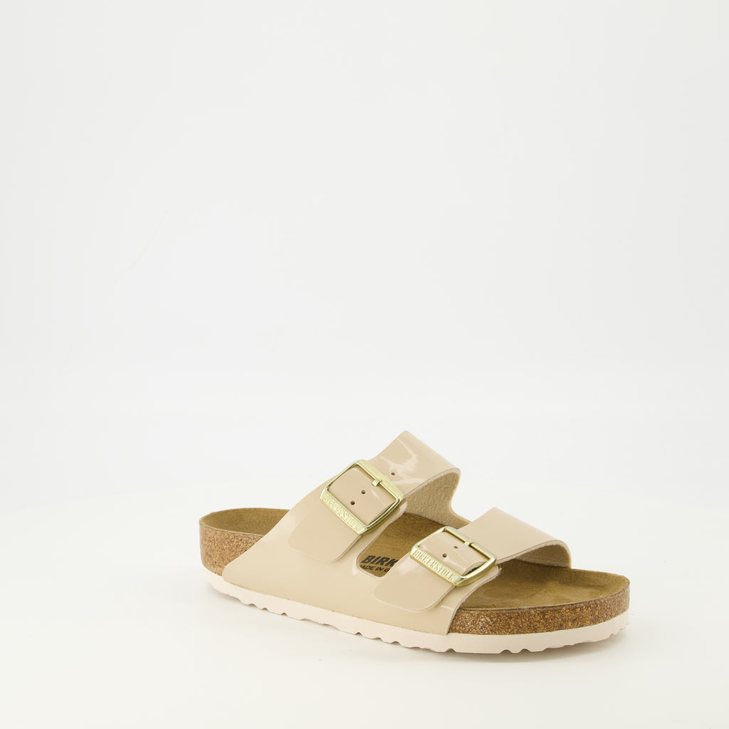 Image de l'article Sandales Arizona beige de la marque Birkenstock pour Unisex - Saison Printemps-Été 2026 - Vue trois quarts avant droite