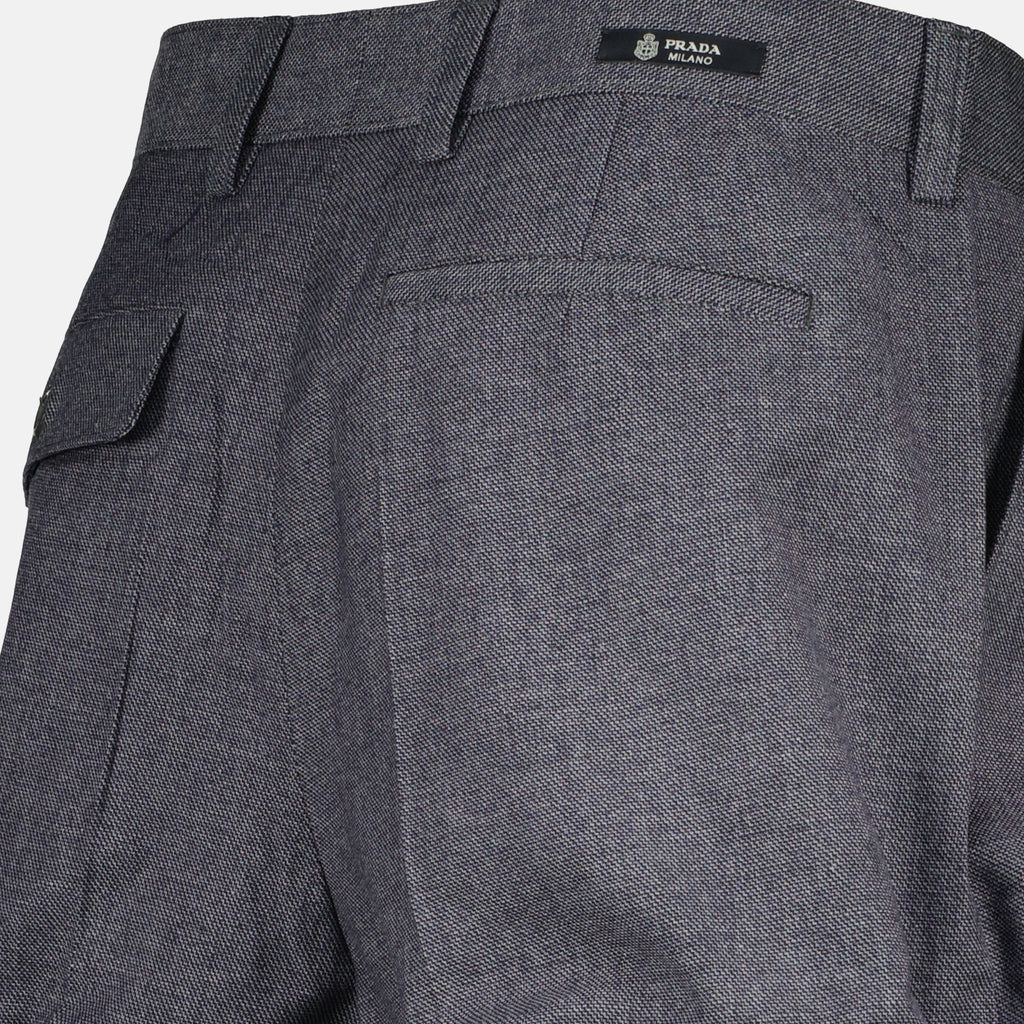 Immagine degli shorts in satin grigio del marchio Prada per Donna - Stagione Primavera-Estate 2026 - Vista Dettagliata_2