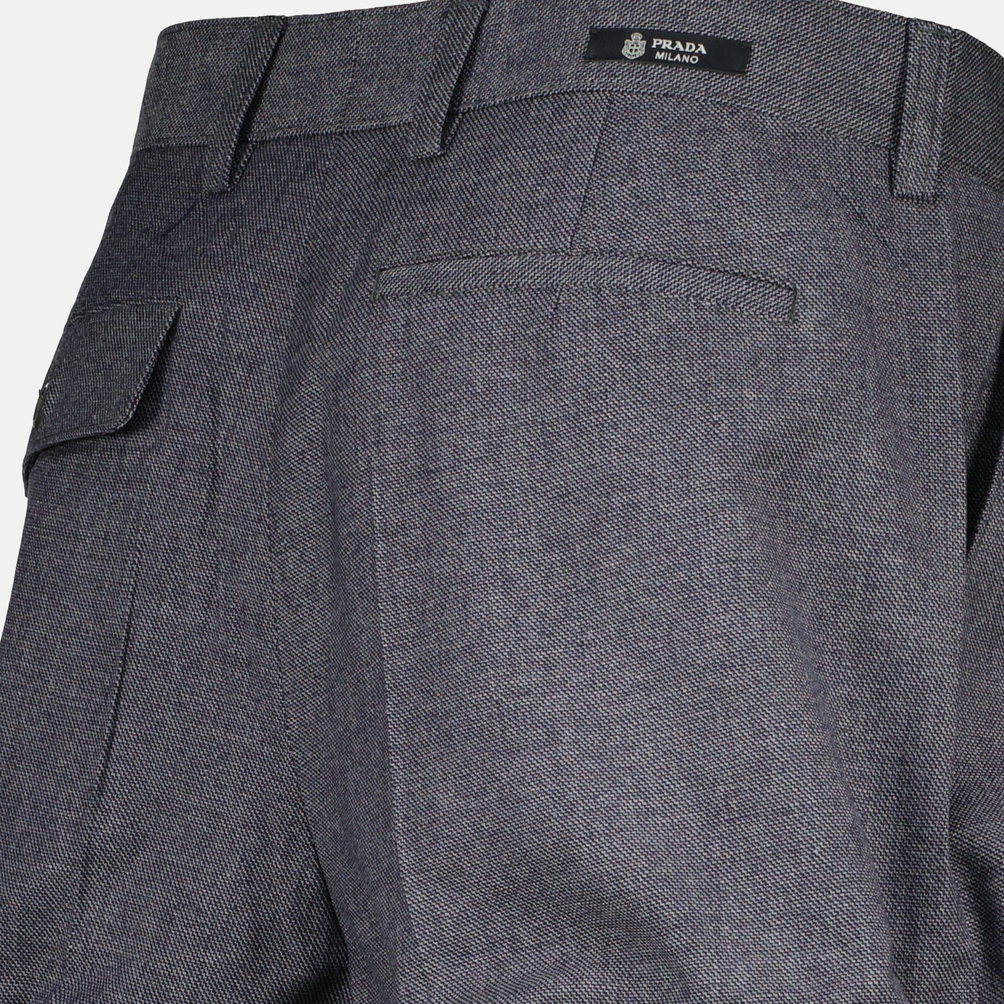 Image de l'article Short en satin gris de la marque Prada pour Femme - Saison Printemps-Été 2026 - Vue détaillée_2