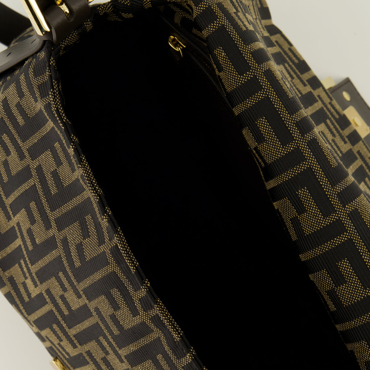 Sacs à main et épaule Sac Flap 26325 en tissu FF Fendi Marron Femme