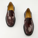 Imagem dos mocassins em pele da marca Tod's para Mulheres - Temporada Outono-Inverno 2025 - Vista de cima do par de sapatos
