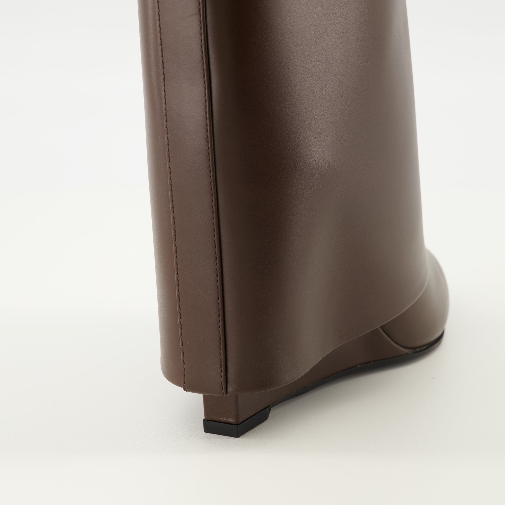 Image de l'article Bottines Shark marron de la marque Givenchy pour Femme - Saison Printemps-Été 2026 - Vue arrière