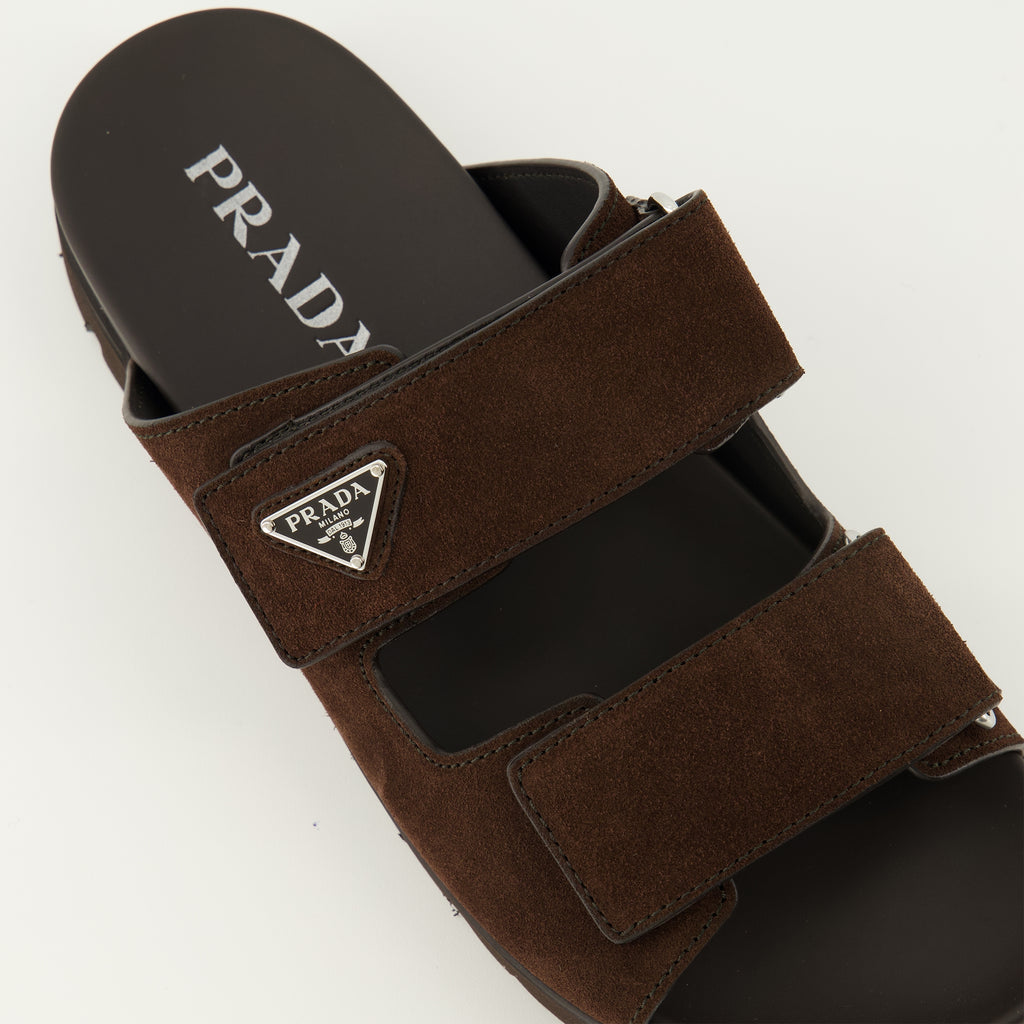 Bild von braunen Wildleder-Sandalen von Prada für Herren - Frühling-Sommer 2026 - Detaillierte Draufsicht