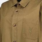 Imagem da camisa em gabardine caqui da marca Saint Laurent para Mulher - Outono-Inverno 2025 - Vista Detalhada 1