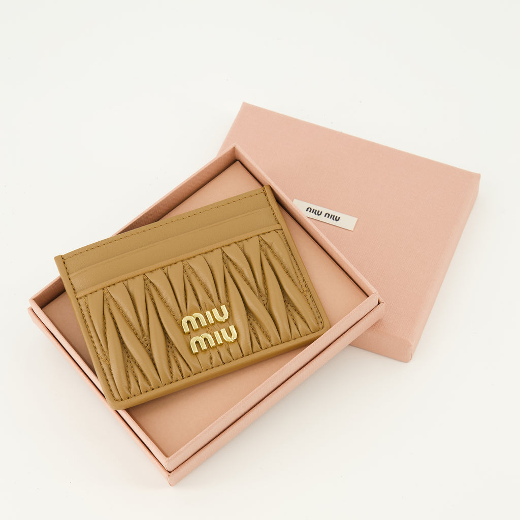 Immagine del porta carte in pelle trapuntata marrone del marchio Miu Miu per Donna - Stagione Primavera-Estate 2026 - Vista Dettagliata_3