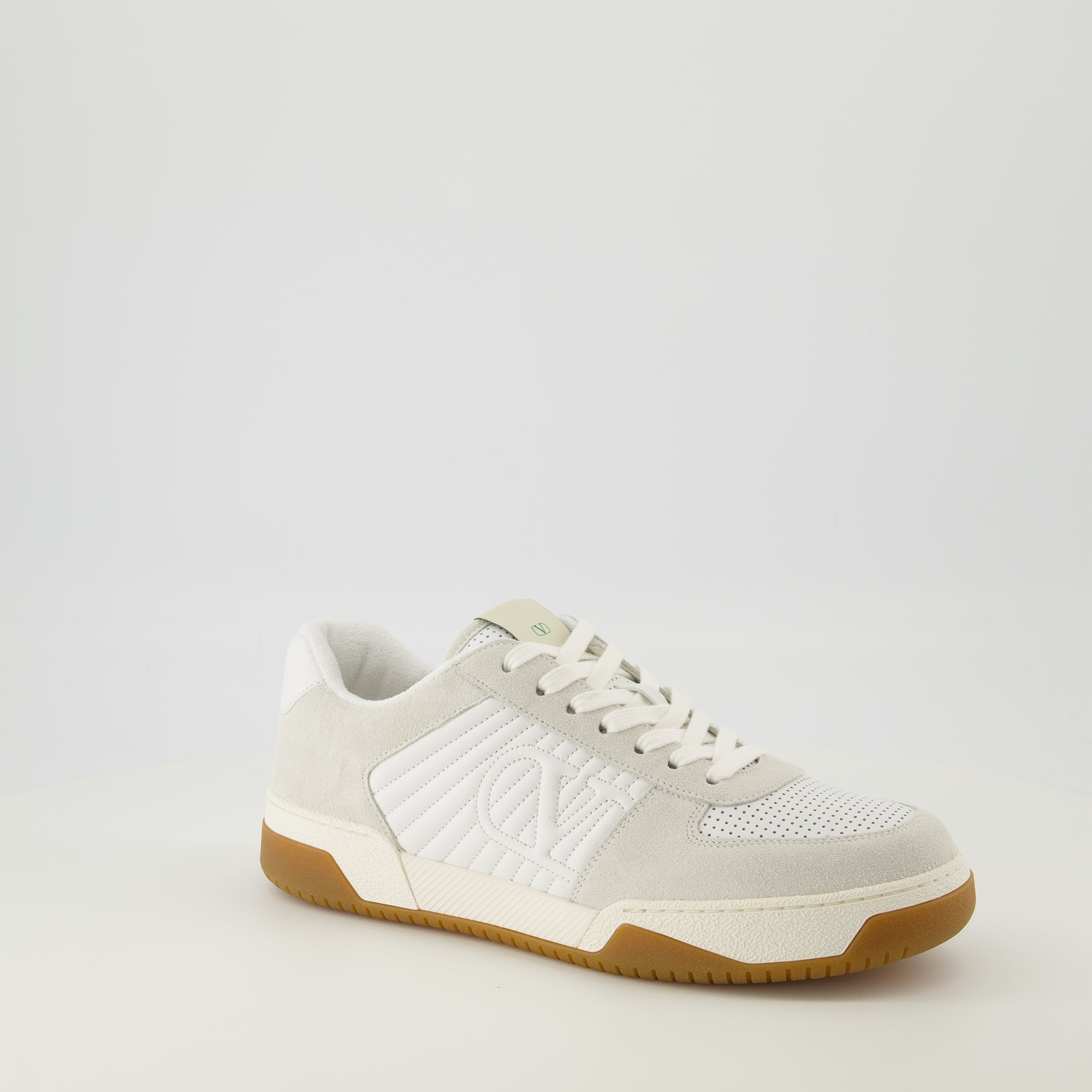 Image de l'article Baskets Sparry blanche de la marque Valentino Garavani pour Homme - Saison Printemps-Été 2026 - Vue trois quarts avant droite