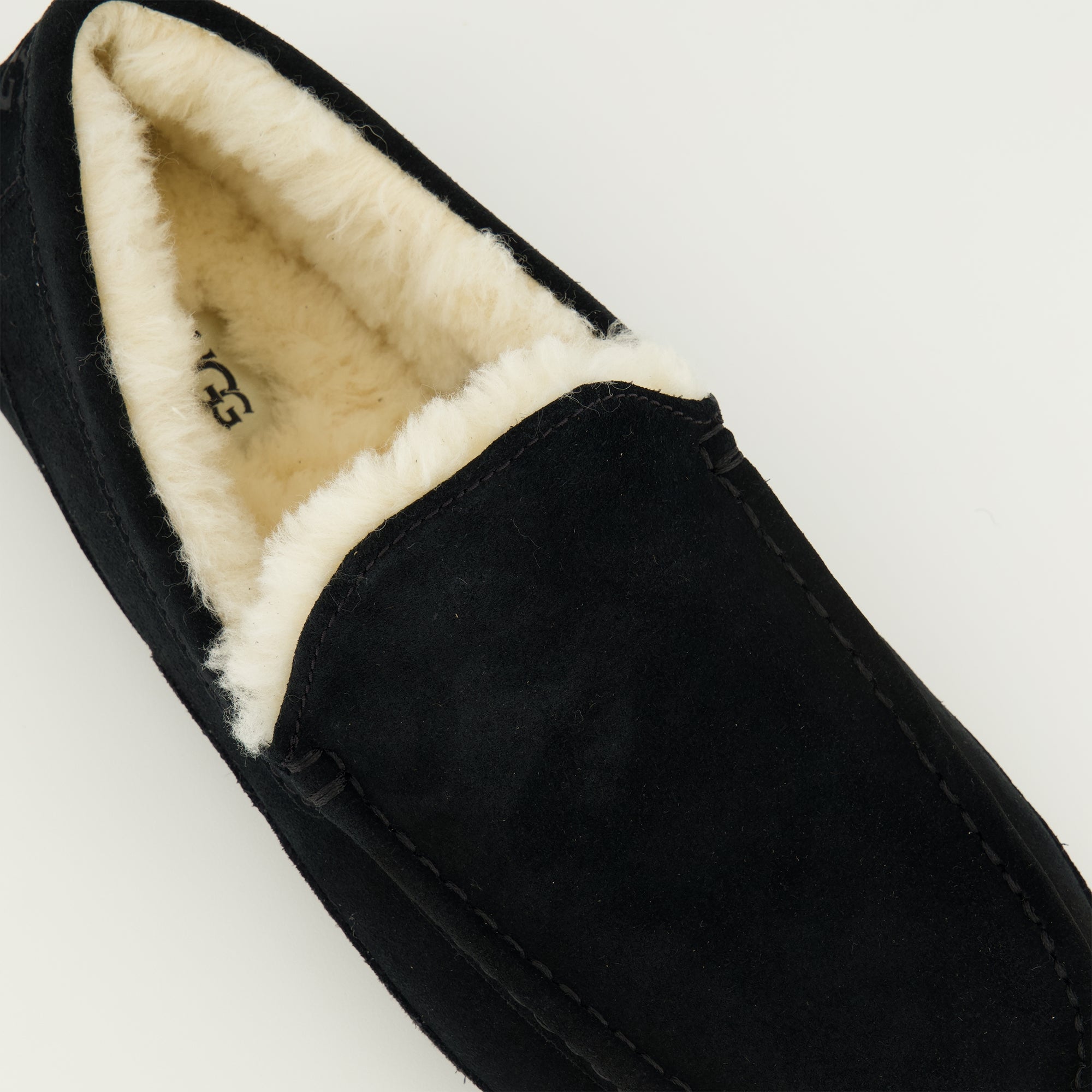 Image de l'article Chaussons Ascot noir de la marque Ugg pour Homme - Saison Printemps-Été 2026 - Vue détaillée de haut
