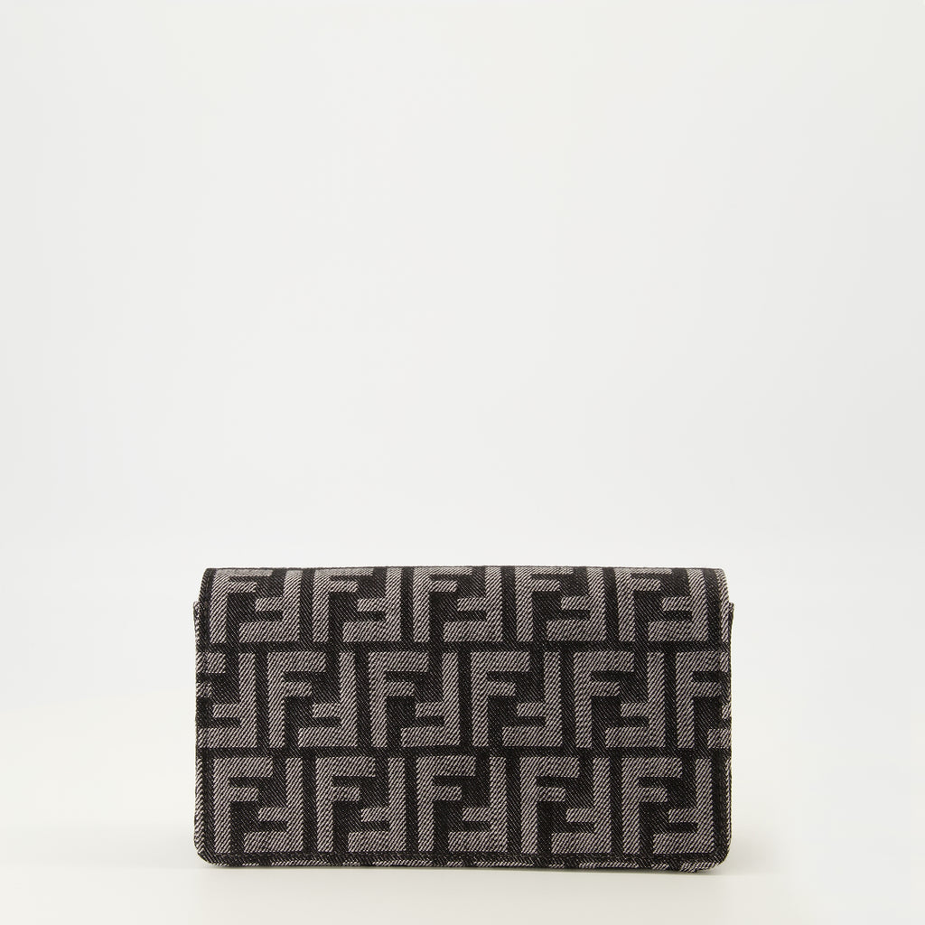 フェンディの女性用FFグレー デニムチェーンバゲットウォレットの画像 - 秋冬2025 - 後ろからのビュー