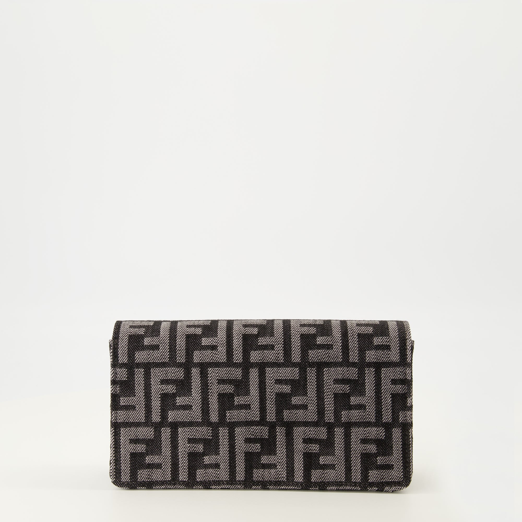 フェンディの女性用FFグレー デニムチェーンバゲットウォレットの画像 - 秋冬2025 - 後ろからのビュー