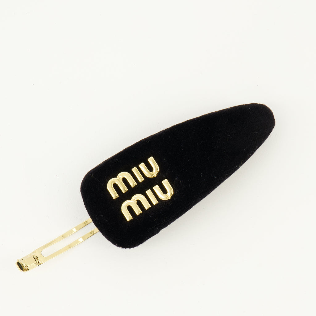 Imagen del Clip de Pelo de Terciopelo Negro de Miu Miu para Mujer - Temporada Primavera-Verano 2026 - Vista Detallada_2